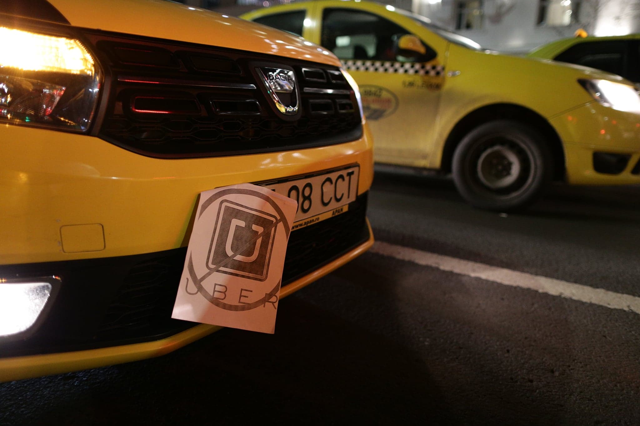 UPDATE: Protestul taximetriștilor din București față de Uber s-a încheiat. "Vom ieşi în fiecare seară, până se va face ceva" / FOTO&VIDEO