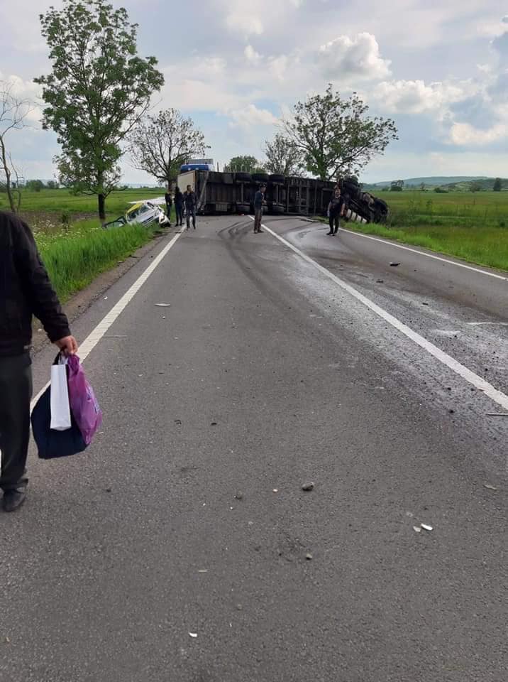 UPDATE / Mașină a Ambasadei Albaniei, implicată într-un carambol în Mureș. Două persoane din mașina cu număr de corp diplomatic au murit, iar alte patru au fost rănite
