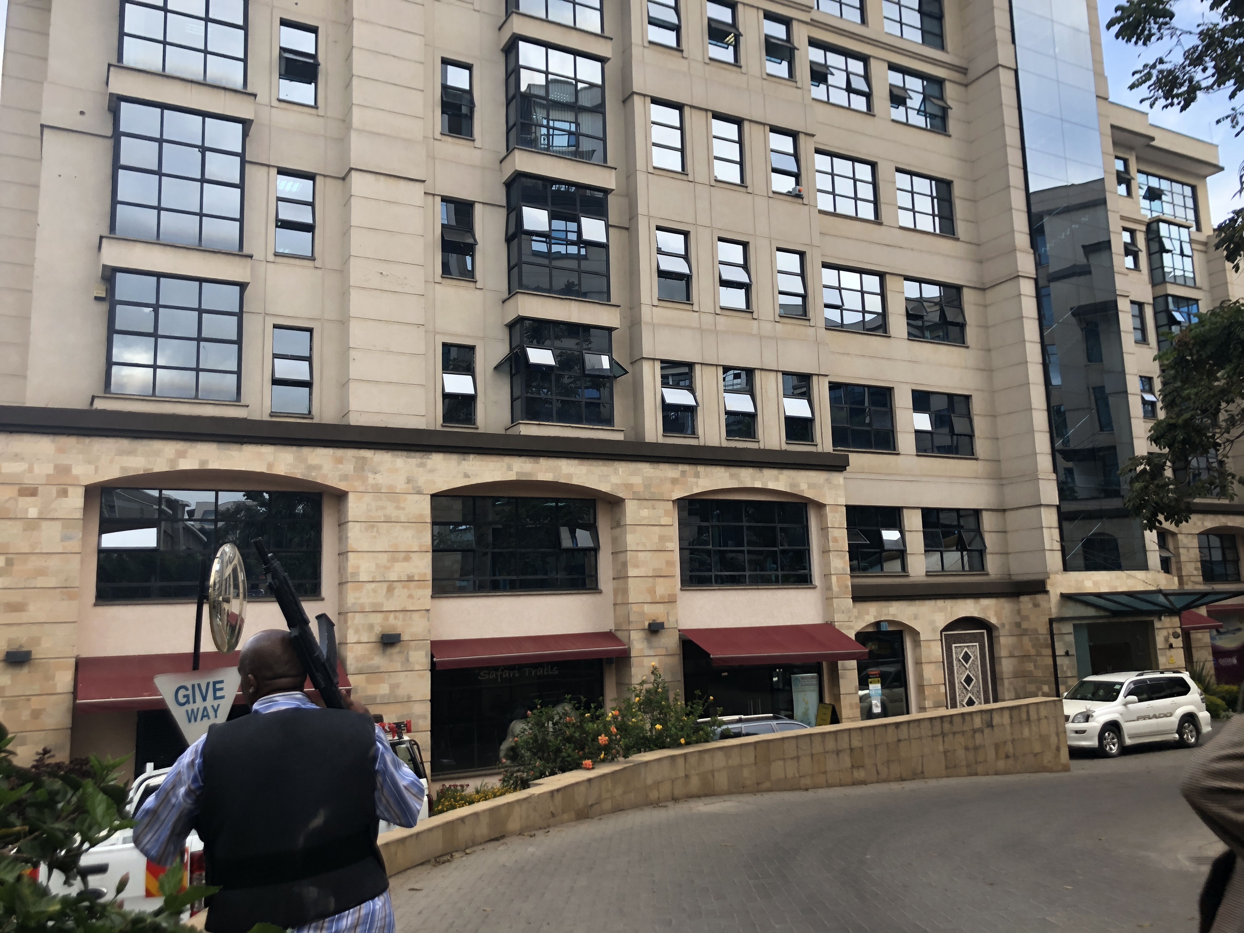 FOTO | Atac terorist cu explozii și focuri de armă la un hotel de lux din Kenya. "Oamenii fugeau speriați"