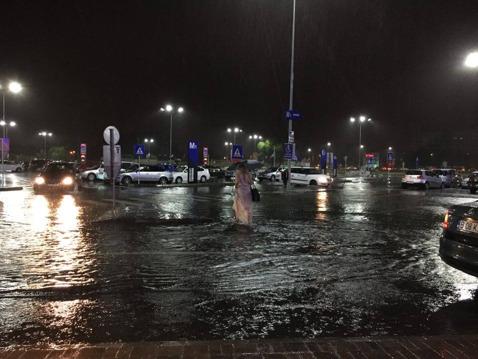 Dezastru în țară din cauza furtunilor! Zeci de oameni evacuați din calea apelor