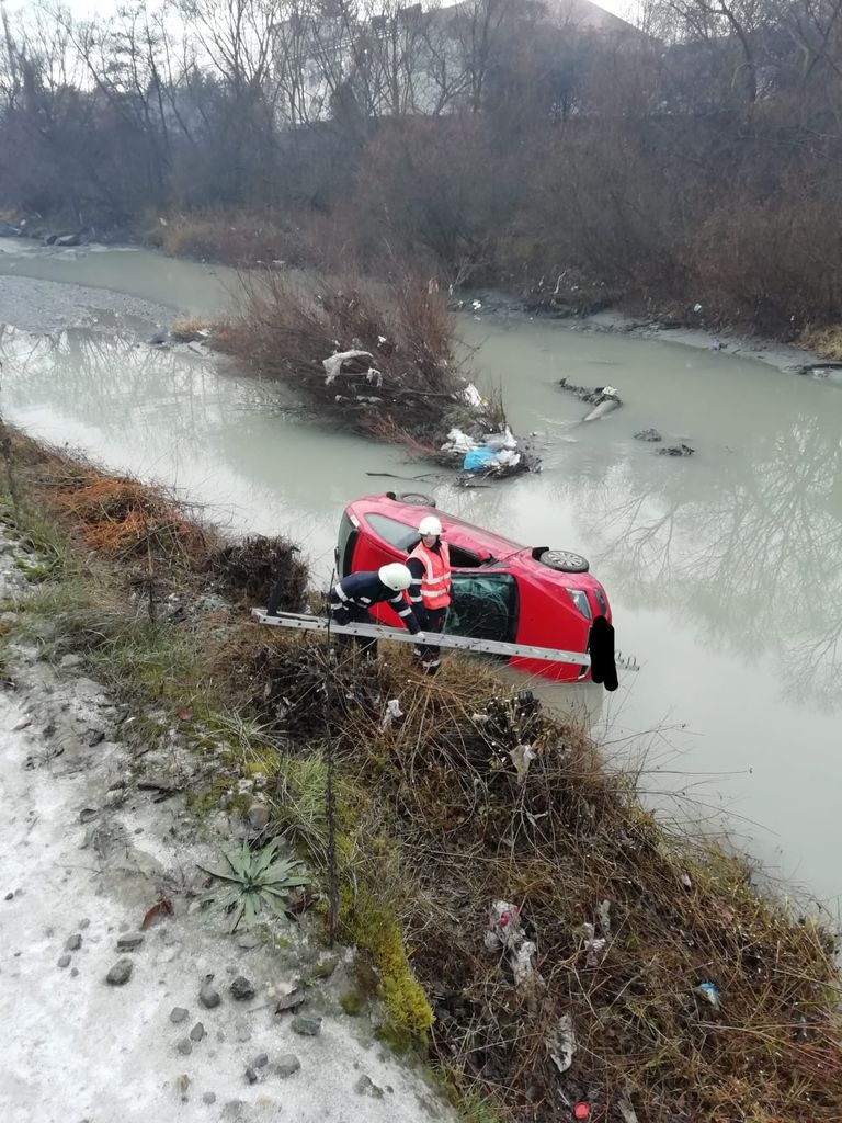 Primăria din Bistrița, amendată după ce o șoferiță  s-a răsturnat cu mașina în albia unui râu