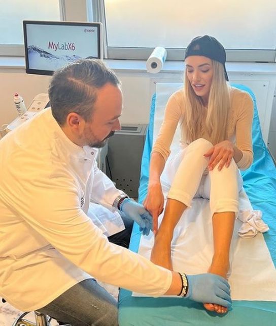 Misty, iubita lui Keo, a ajuns la spital după ce a căzut pe scări. Cum se simte artista. „Mărturisesc că eram cu ochii în telefon”