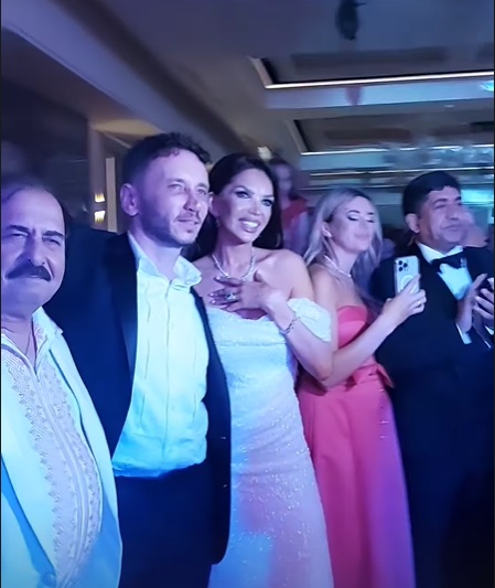 Cristina Spătar s-a căsătorit religios cu Vicențiu Mocanu. Cum a arătat cântăreața în rochia de mireasă de 10 kilograme