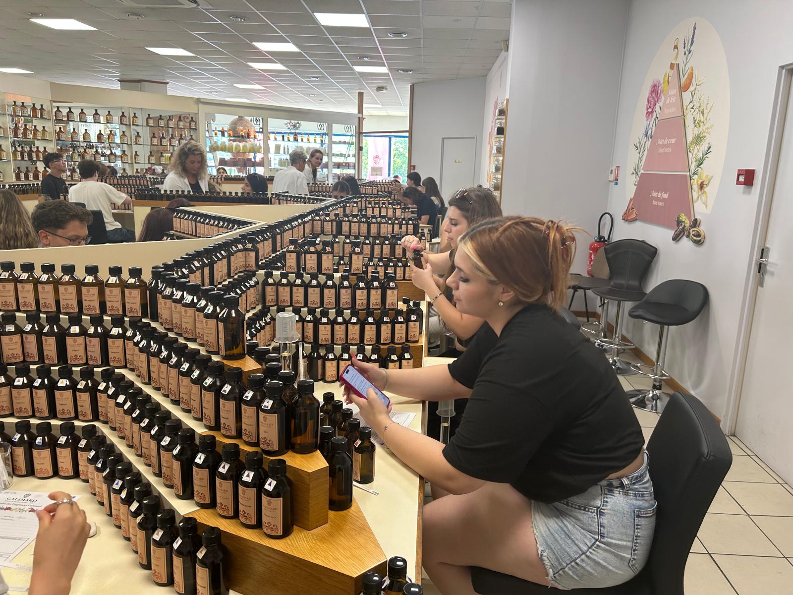 Românca Anesia Dican, între cei 200 de parfumieri ai lumii. Lucrează la Galimard, cea mai veche casă din Grasse, capitala mondială a miresmelor: „Are 1.000 de mirosuri. Nu alcool, nu tutun, nu condimente! Din 200, 40 sunt în Franța, 38 aici”. Ce parfumuri recomandă