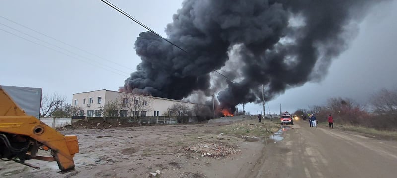 Incendiul de lângă Capitală e sub control, anunță ISU. A fost redus efectivul pompierior