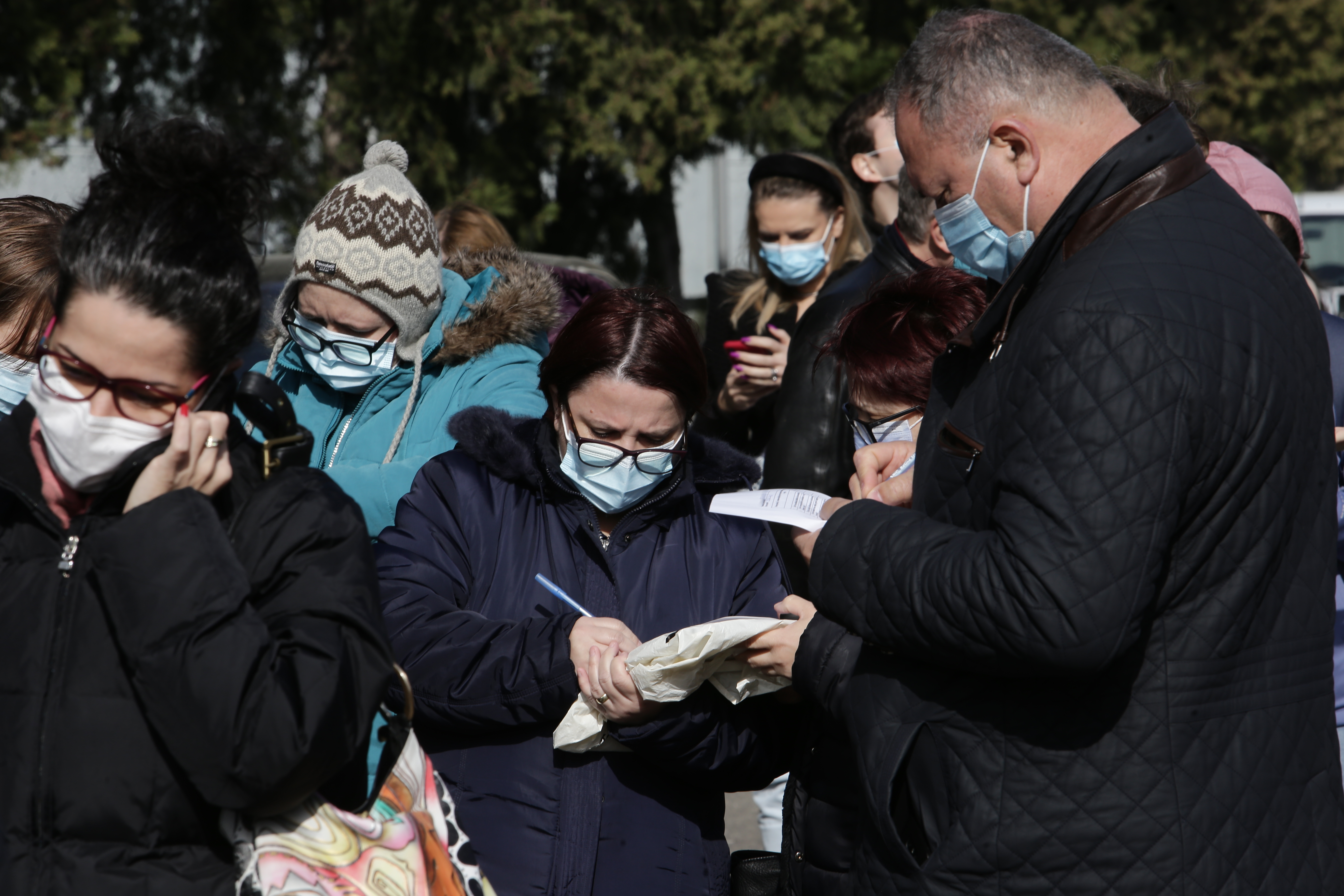 Sute de oameni, la coadă la centrele de vaccinare de la Romexpo. Oficialii spun că mulți au venit mult mai devreme decât erau programați