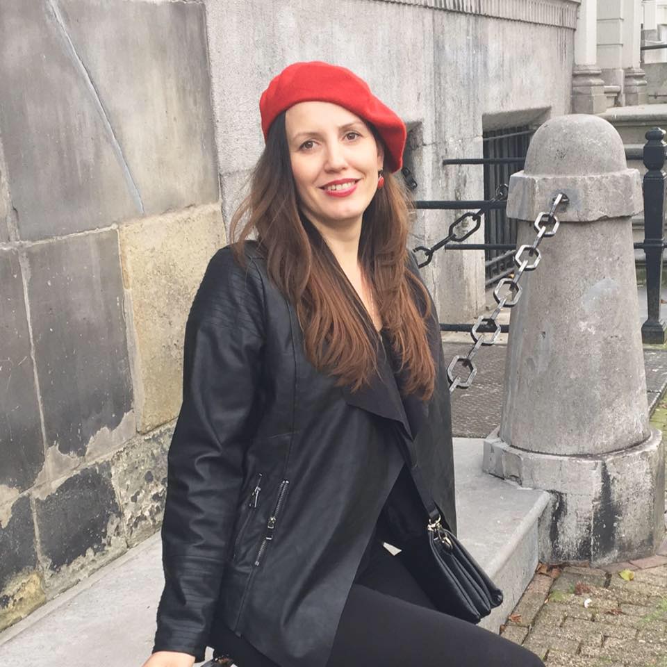 UPDATE / Femeie înjunghiată de fostul soț, într-o grădiniță din Capitală. Victima a murit la spital