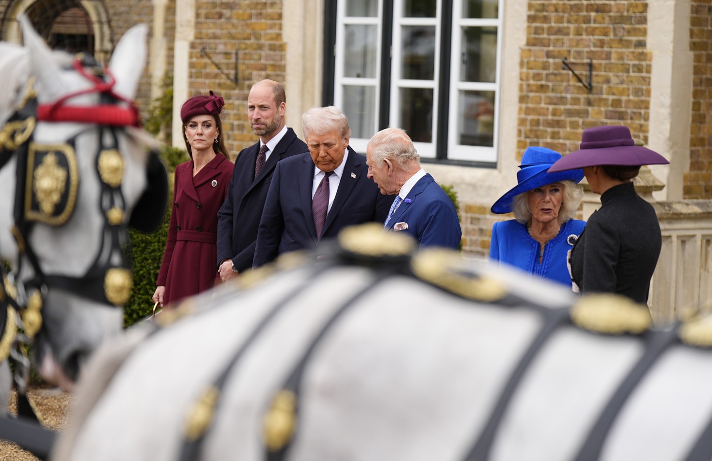 Duelul ținutelor dintre Kate Middleton și Melania Trump. În timp ce prințesa de Wales a purtat o rochie de 2.330 lire sterline, prima doamnă a ales un costum haute couture