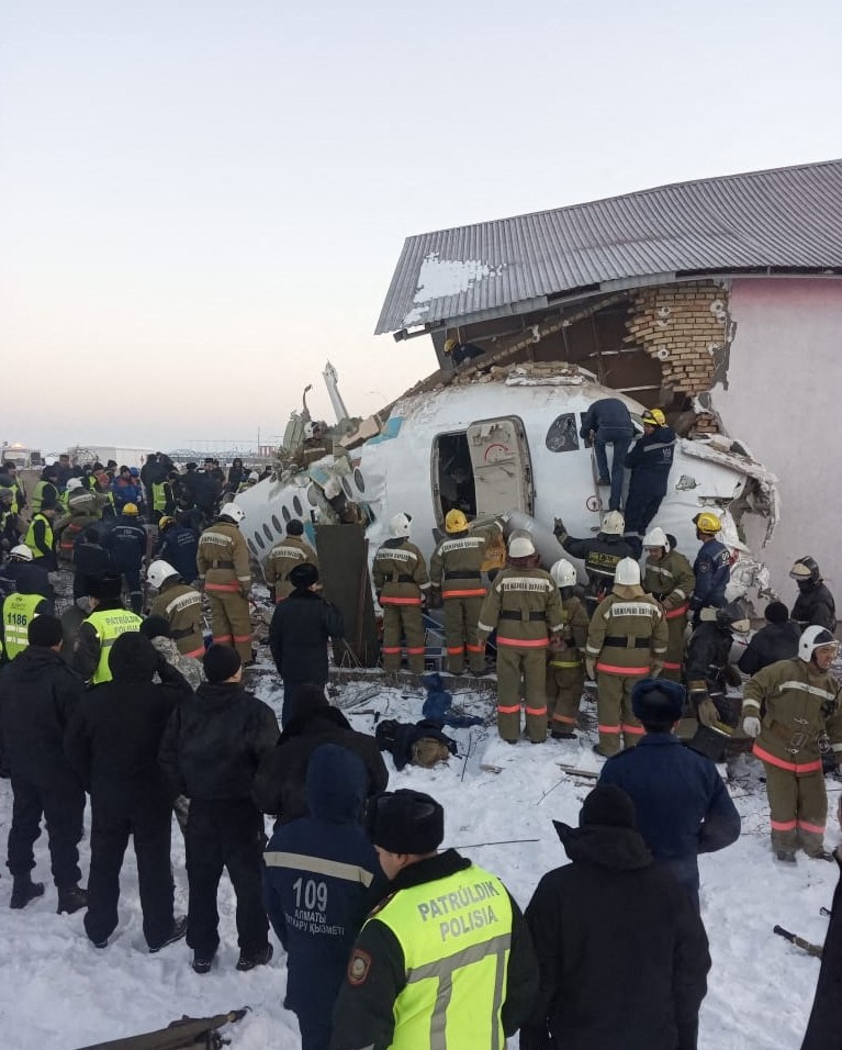 VIDEO | Un avion cu aproape 100 de pasageri s-a prăbușit în Kazahstan. Cel puțin 15 oameni au murit
