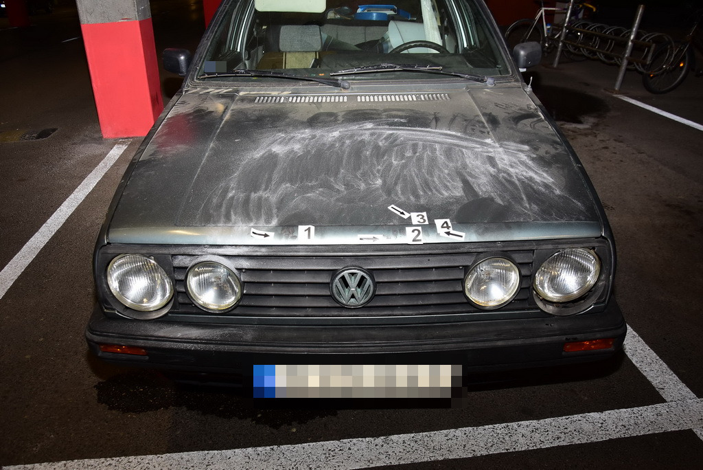 Feltörték, majd megpróbálták betolni is: mindenáron el akarta kötni ezt a kettes Golfot a veszprémi tinibanda