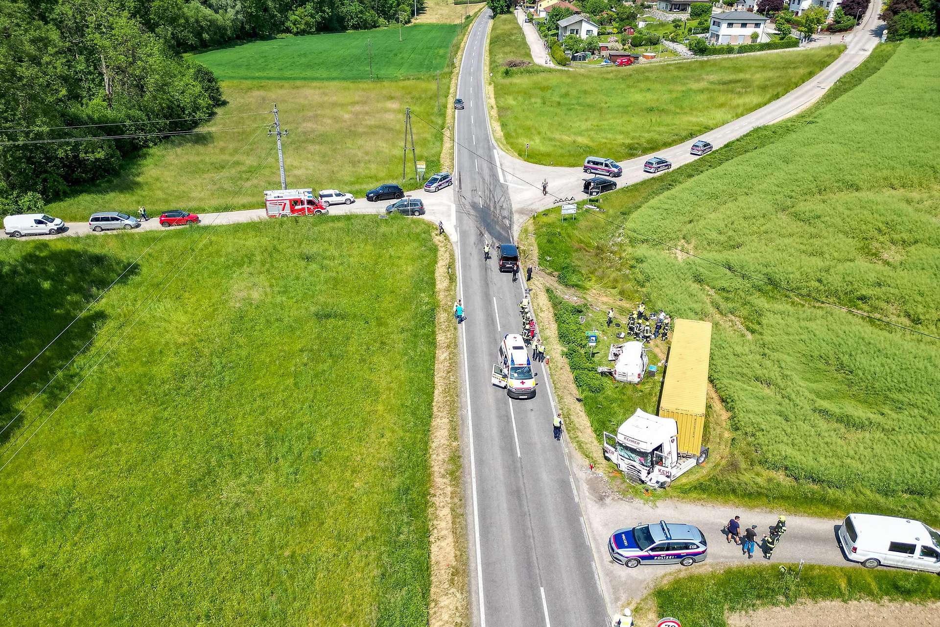 Imagini de groază cu duba în care a murit un curier român, lovit de un TIR pe o șosea din Austria