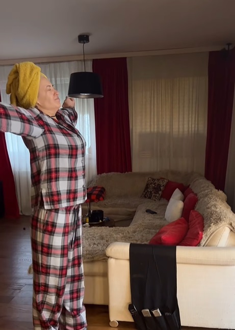 Imagini din casa în care locuiesc Giulia Anghelescu și Vlad Huidu. Au renovat-o de Crăciun: „Am schimbat parchetul în living, am schimbat o baie”