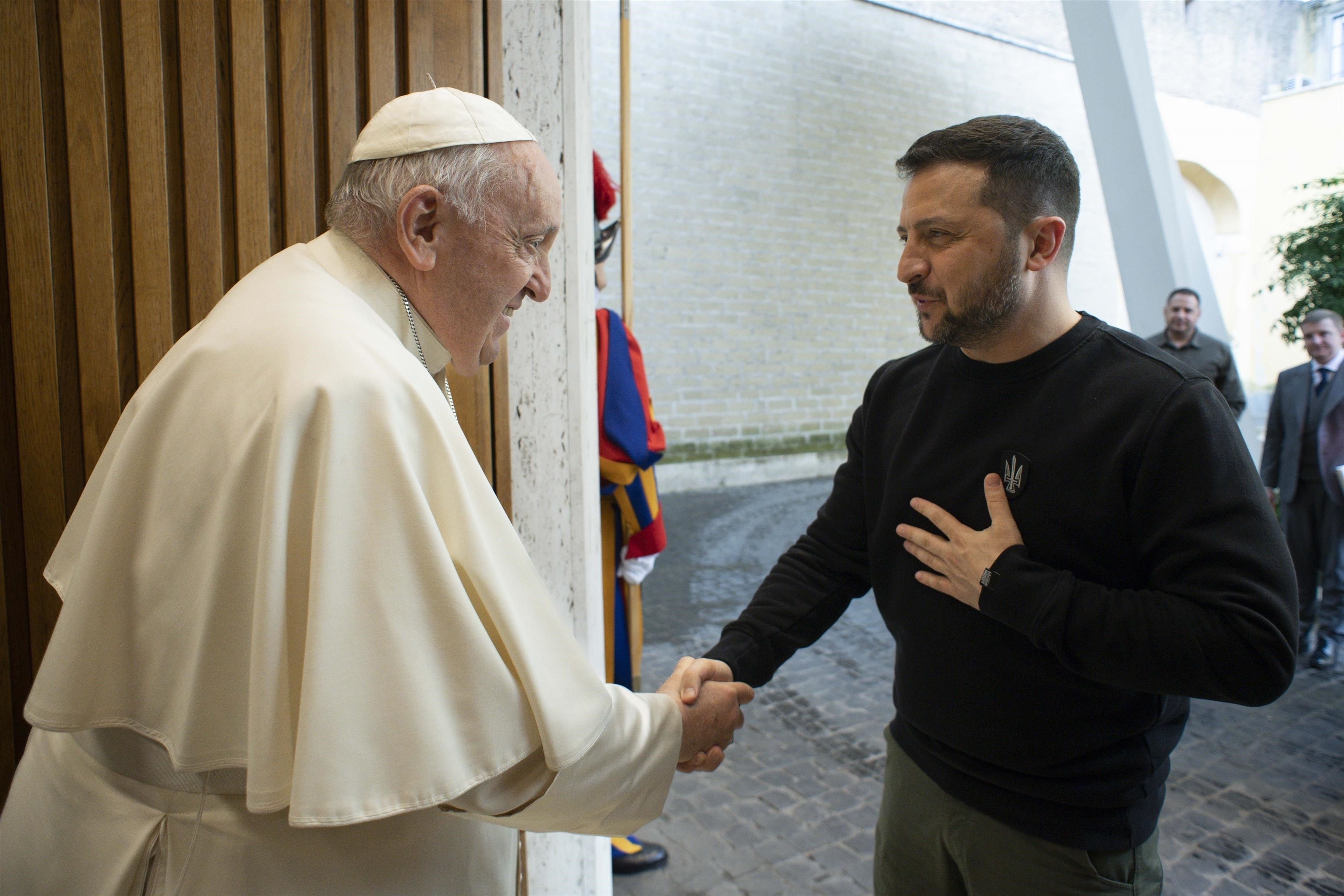 Zelenski, vizită la Vatican. I-a dăruit Papei Francisc o icoană pictată pe o vestă antiglonț