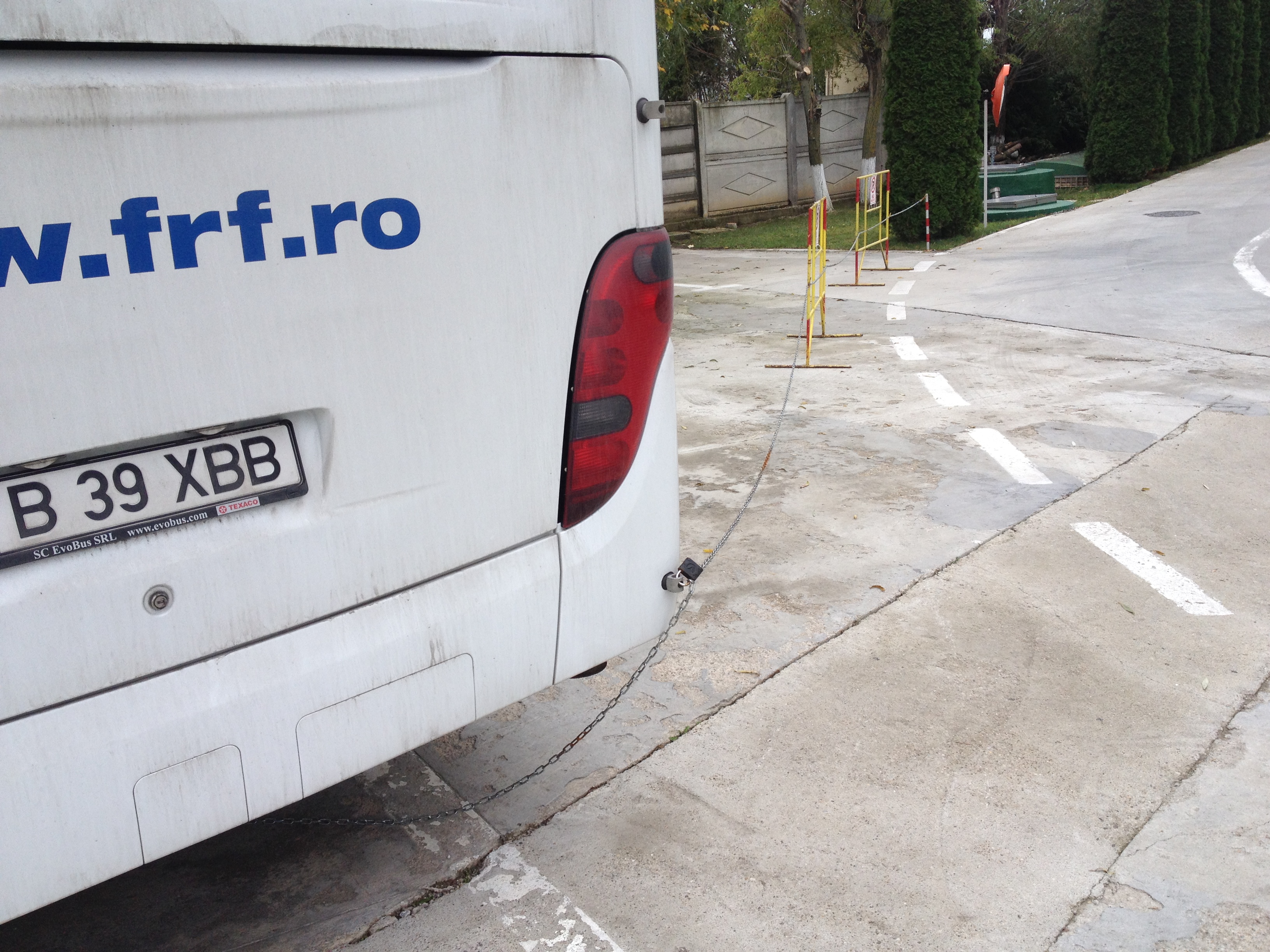 FRF / La baza de la Mogoșoaia, oficialii au legat autocarul cu lanțul! 