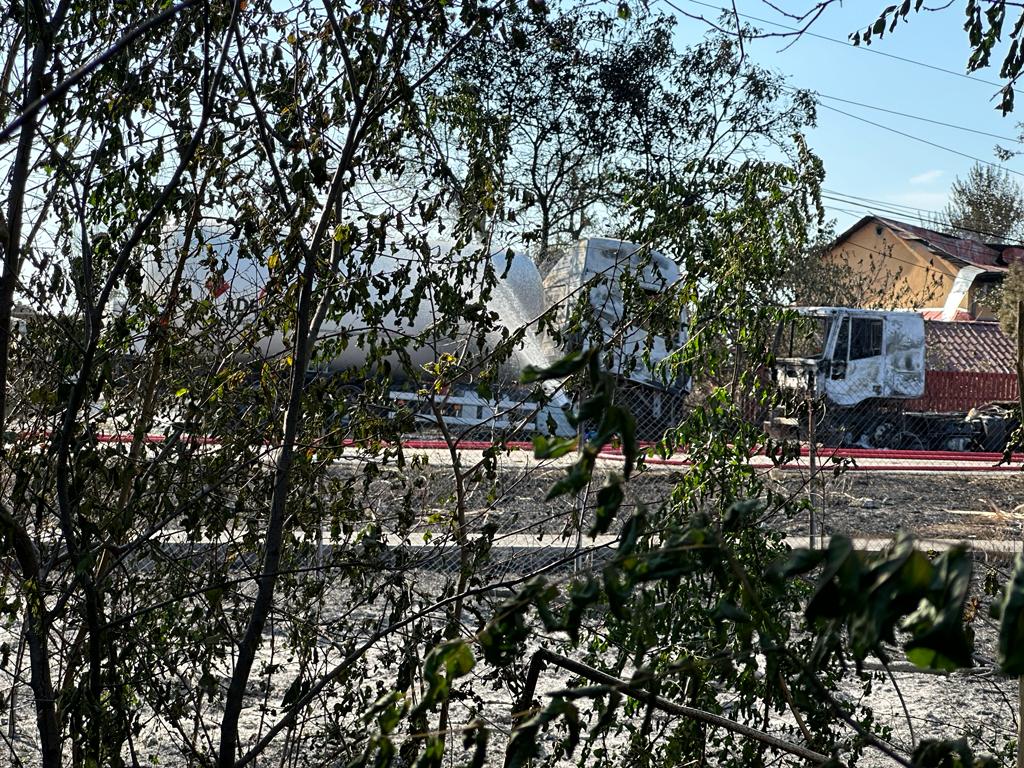 FOTOREPORTAJ Pompierii încă intervin în zona exploziei, oamenii spun că n-au primit ajutor: „Stăteam lângă o bombă și nu știam!”