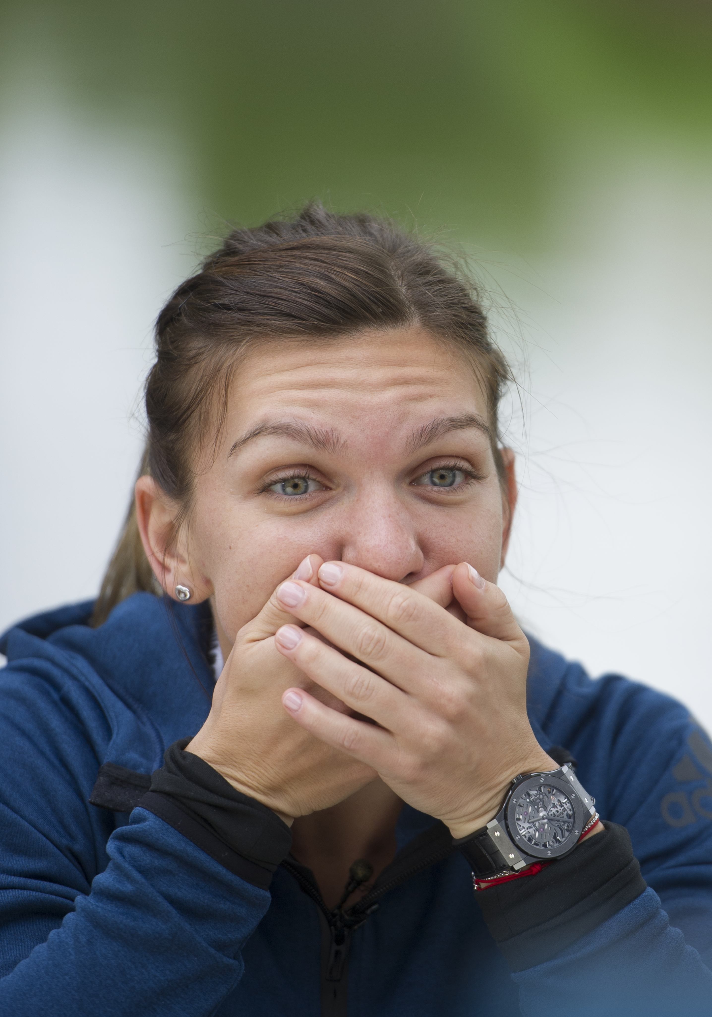 Simona Halep a jucat tenis de masă şi s-a uitat cruciş din spatele ochelarilor la Madrid / GALERIE FOTO şi VIDEO