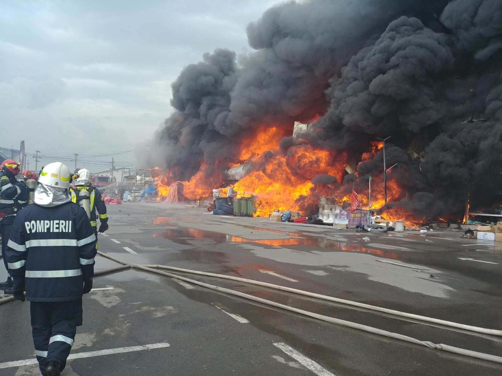 FOTO&VIDEO / Incendiu violent la un depozit de mase plastice și vopseluri de lângă București. Trei persoane au ajuns la spital
