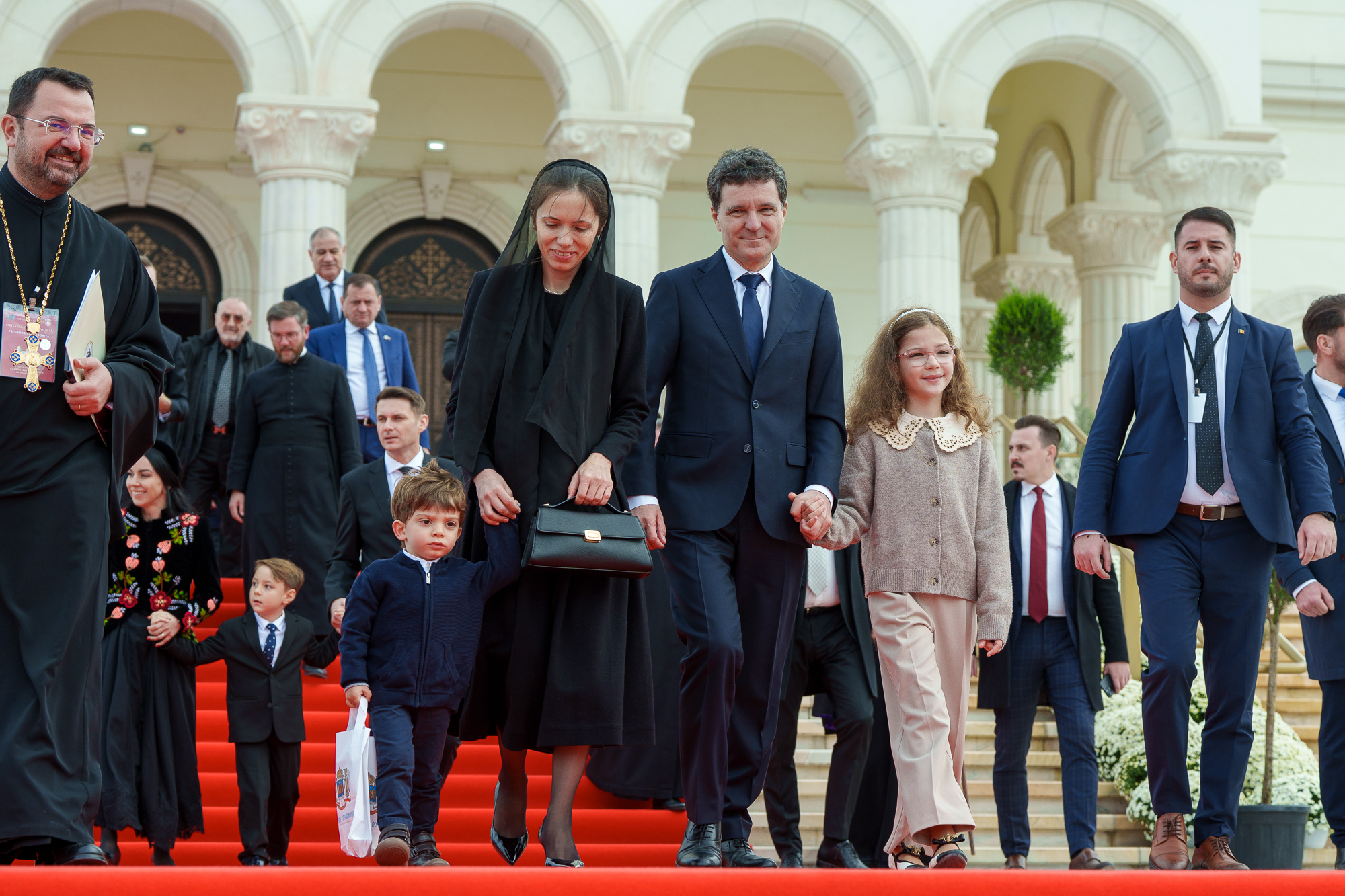Dana Budeanu a criticat ținuta aleasă de Mirabela Grădinaru, partenera lui Nicușor Dan, la sfințirea Catedralei Mântuirii Neamului: „Alo, protocolu’ Cotroceni?”
