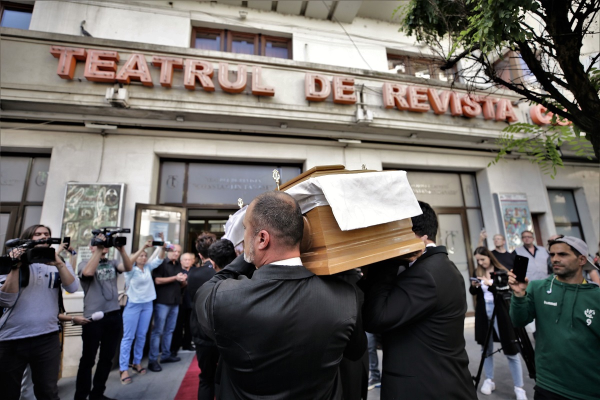 Sicriul cu trupul neînsuflețit al lui Alexandru Arșinel, depus la Teatrul de Revistă „Constantin Tănase”. Actorul va fi înmormântat duminică
