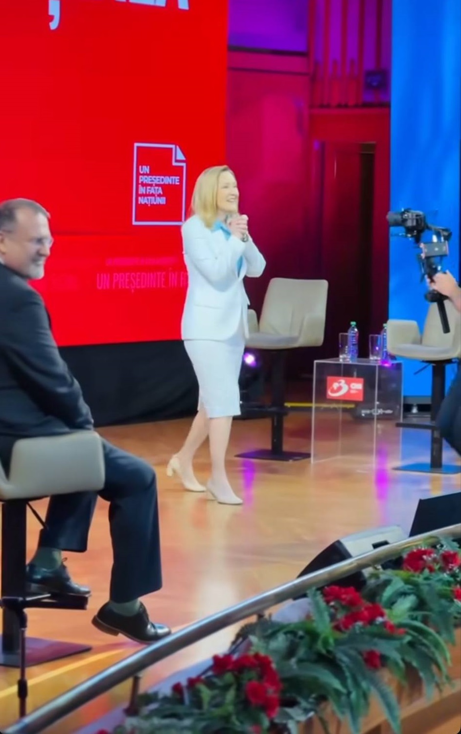 Elena Lasconi, trei dezbateri electorale și trei ținute albe. Semnificația din spatele alegerilor vestimentare ale candidatei la Președinție