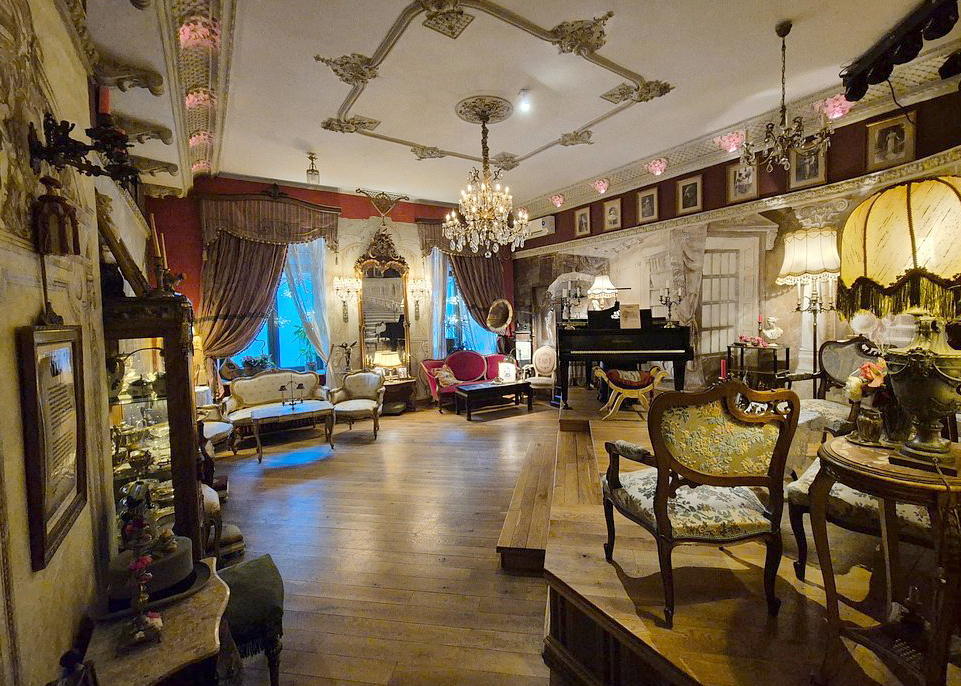 „Ciudatul” din Centrul Vechi al Bucureștiului. O crâșmă cu mici? Nu, Muzeul Micului Paris. Locul 2 pe Tripadvisor