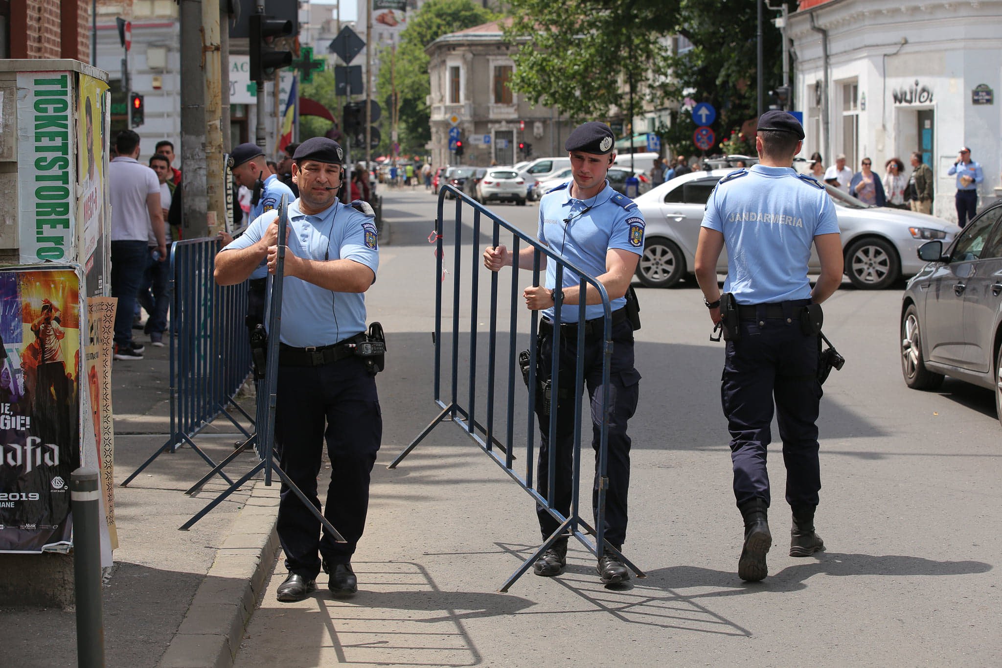 Adrian Severin, huiduit de protestatari la Instanța Supremă. Fostul europarlamentar a cerut anularea condamnării pentru fapte de corupție / FOTO