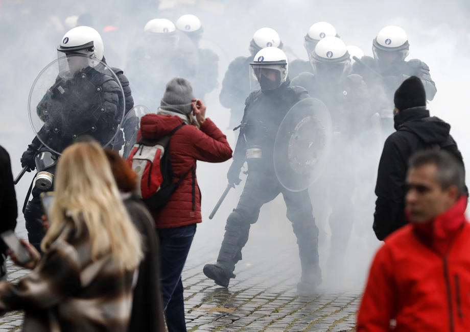 Proteste violente la Bruxelles, față de măsurile sanitare. Zeci de arestări în urma ciocnirilor dintre poliție și manifestanți