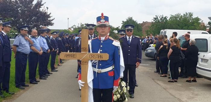 Polițistul Cristian Amariei, omorât în misiune, a fost înmormântat la Recaș. Peste 1.000 de oameni, la funeralii / VIDEO