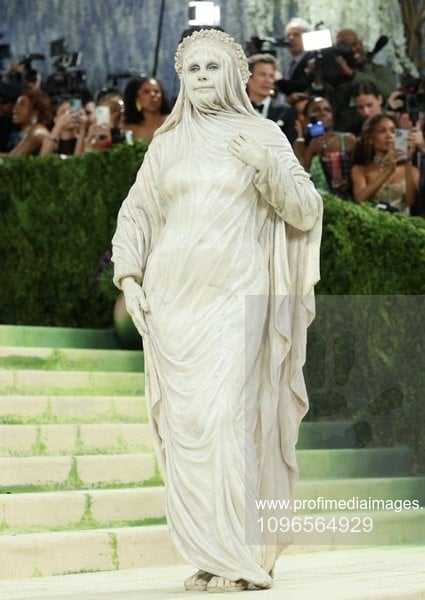 Vedete pe „covorul pietruit” la Met Gala 2026. De la rochii impresionante la alegeri controversate