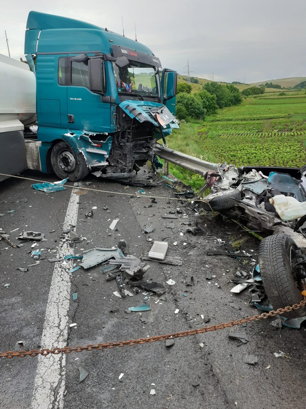 Un morman de fiare a rămas din mașina în care au murit doi tineri, după ce șoferul a intrat pe contrasens într-o cisternă, pe DN1, în Cluj