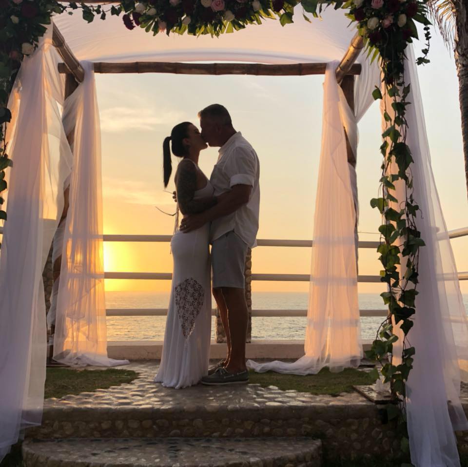 FOTO/ S-a măritat cu tatăl celei mai bune prietene, de două ori mai bătrân decât ea! Acum, cei trei pleacă împreună în vacanță!