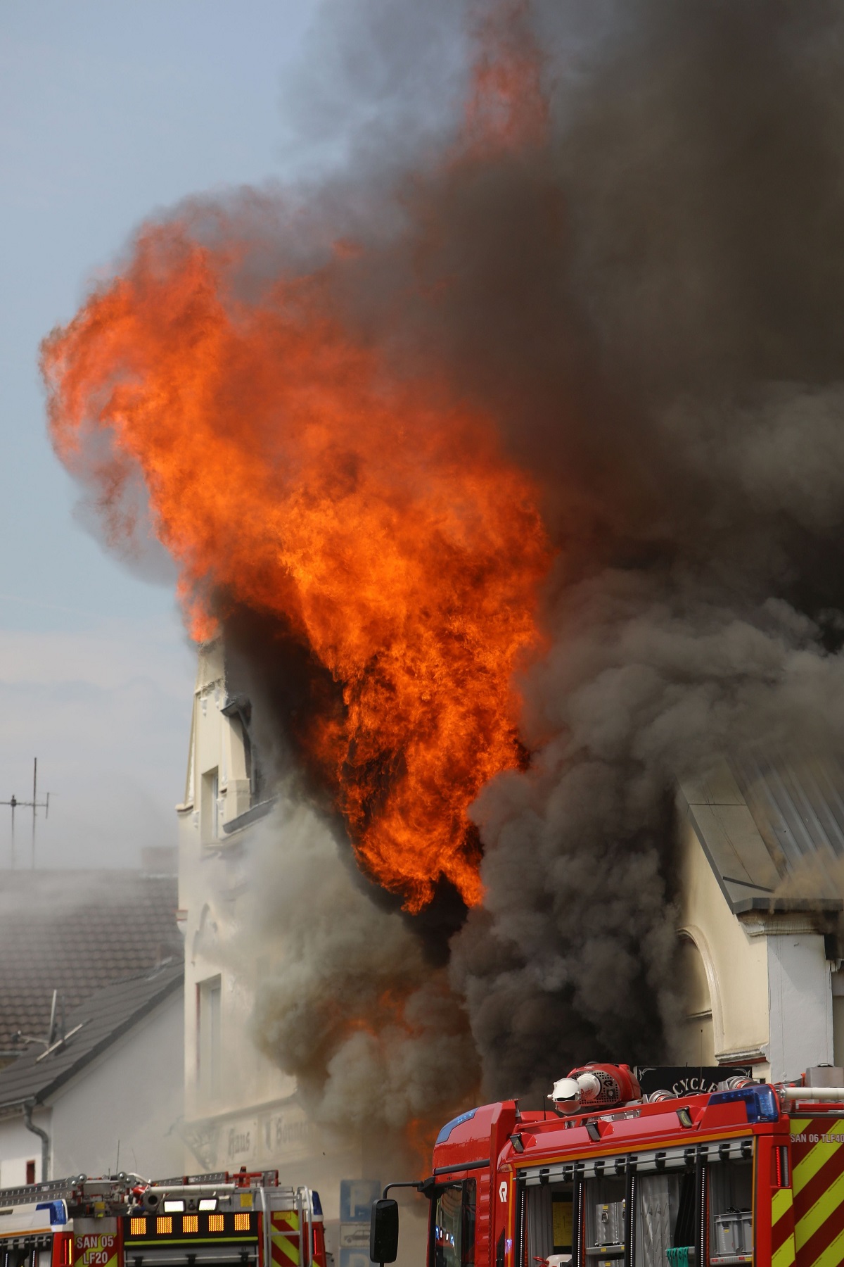 Doi pompieri voluntari, o femeie și un bărbat, uciși de o explozie în timp ce încercau să stingă un incendiu uriaș la un magazin de motociclete, în Germania