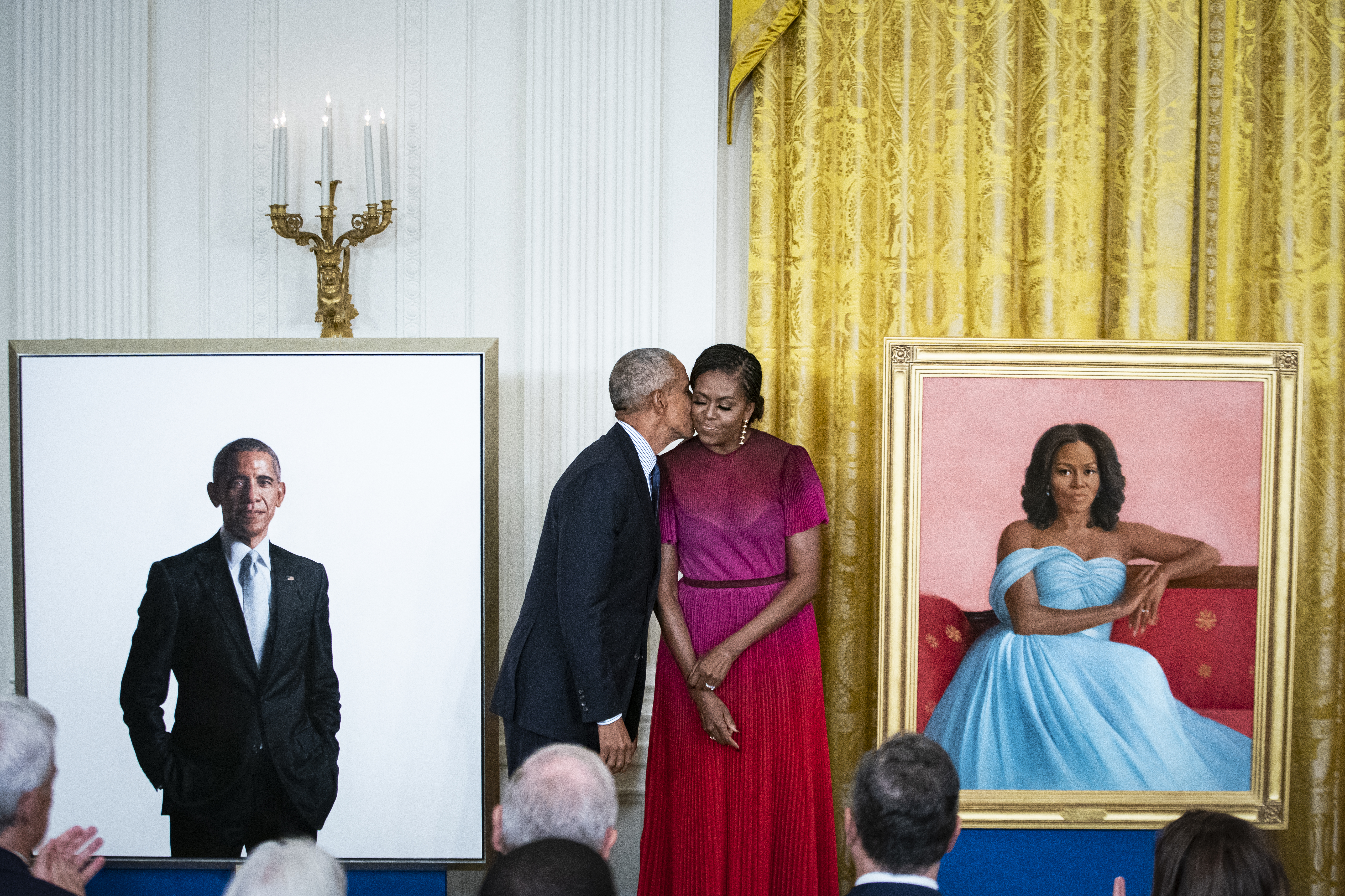 Barack și Michelle Obama și-au dezvelit potretele oficiale de la Casa Albă, la peste cinci ani de la încheierea mandatului prezidențial
