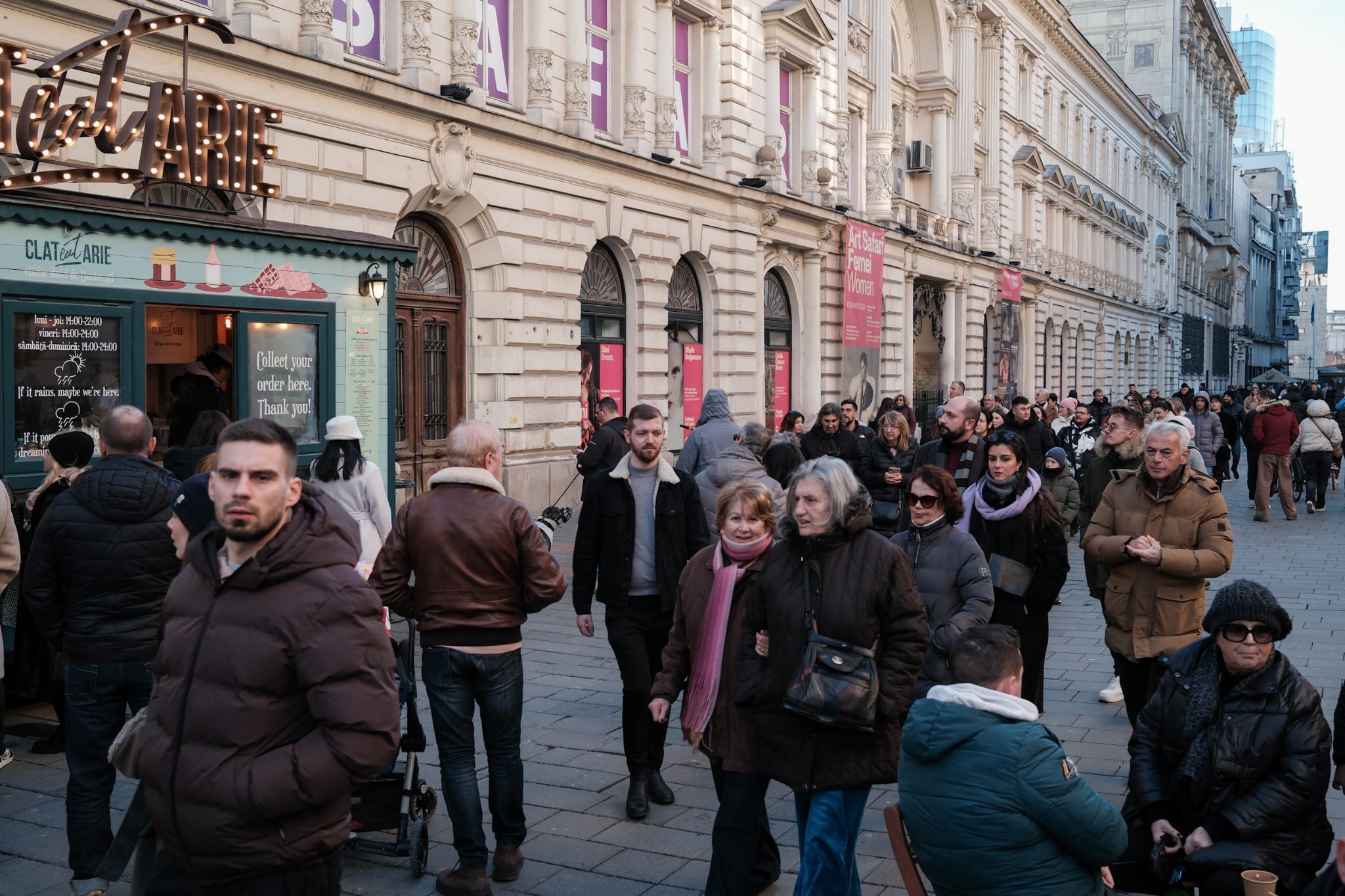 Românii, dornici de plimbare după petrecerea de Revelion. Aglomerație de nedescris în parcuri și în centrul vechi al Bucureștiului 