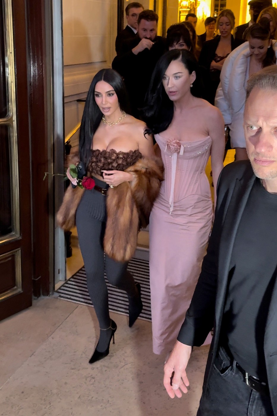 Cum au apărut Kim Kardashian și Katy Perry la petrecerea lui Lauren Sanchez înainte de nuntă. Aceasta se căsătorește cu Jeff Bezos în curând