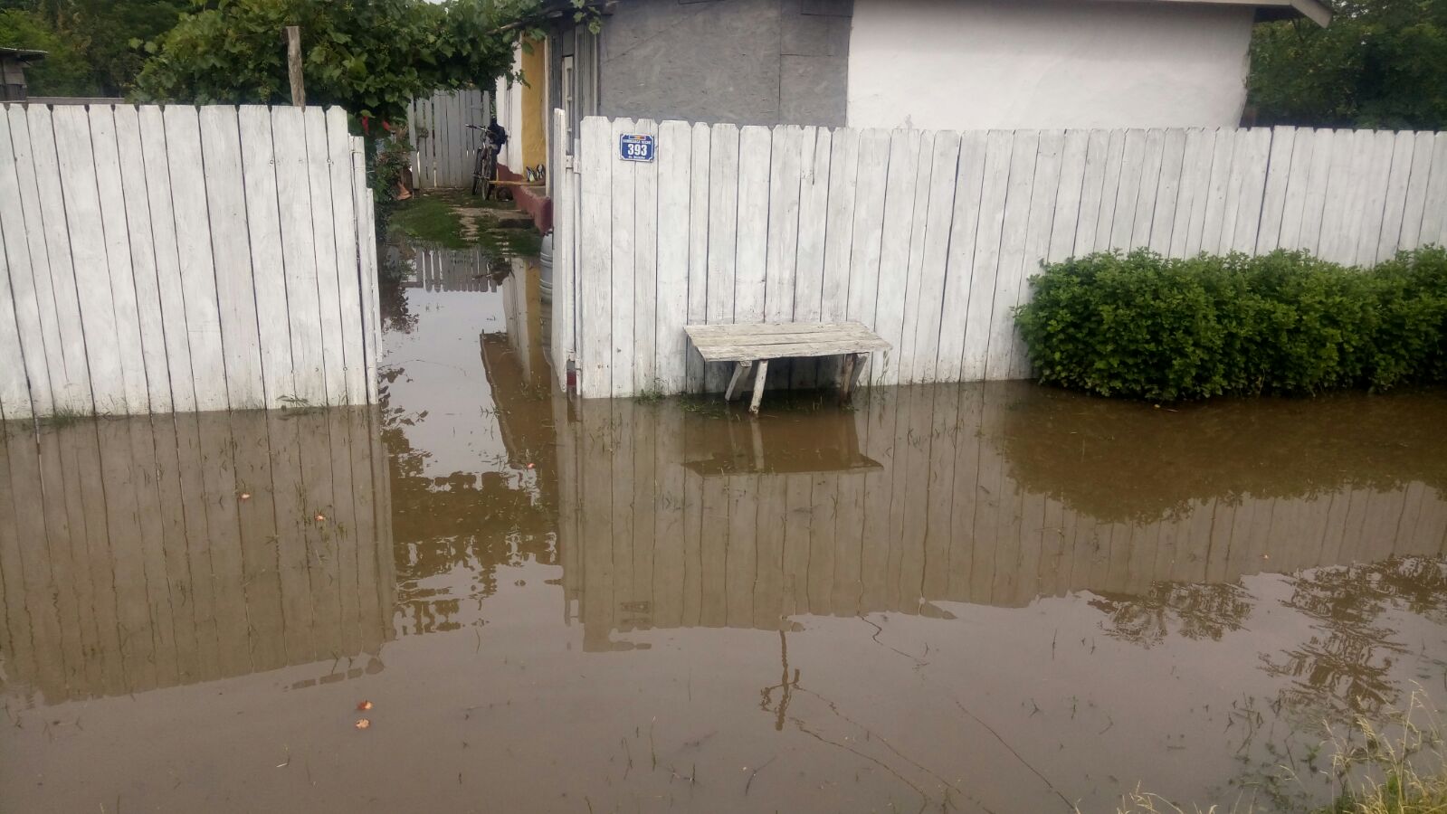 Zeci de locuinţe din şapte localităţi au fost inundate, în judeţul Braşov. Imagini șocante cu prăbușirea unui pod din cauza apelor dezlănțuite / FOTO&VIDEO