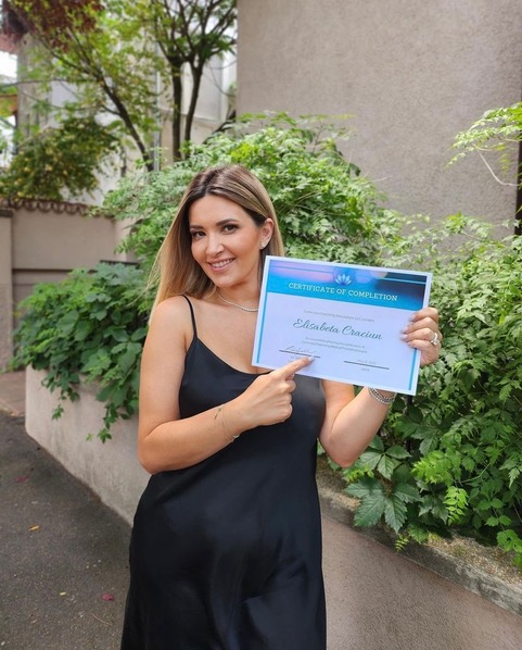 Ela Crăciun se pregătește de prima ei sesiune la noua facultate. „Trebuie să mă împart și între copii, job, filmări, casă și învățat”