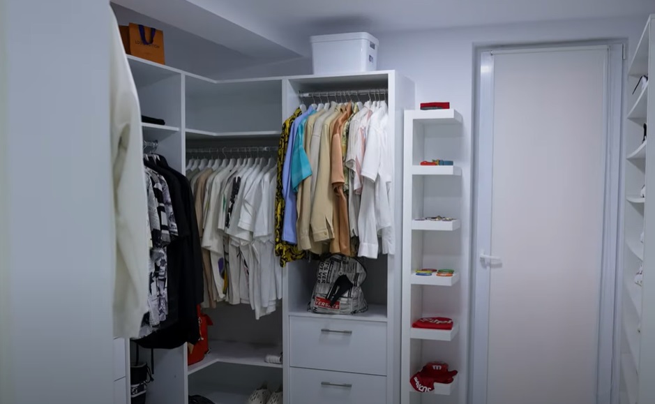 Imagini cu dressingul lui Dorian Popa. „Poate fi asemănat cu un spital. Sunt nebun după ordine”. Are o colecție de adidași de 40.000 de euro