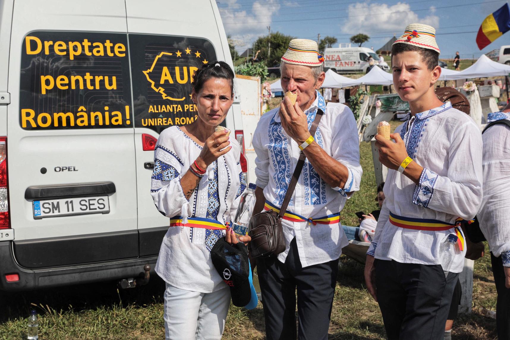 FOTO. Nunta lui George Simion, văzută de la fața locului. Câteva sute de oameni au rezistat în fața scenei, petrecerea a continuat până la 7 dimineața