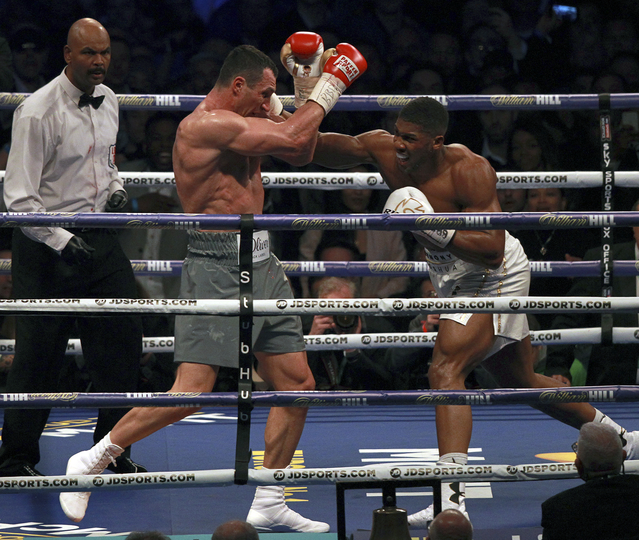 Anthony Joshua l-a făcut KO pe Vladimir Klitschko! Britanicul are titlurile mondiale IBF, WBA și IBO | FOTO&VIDEO