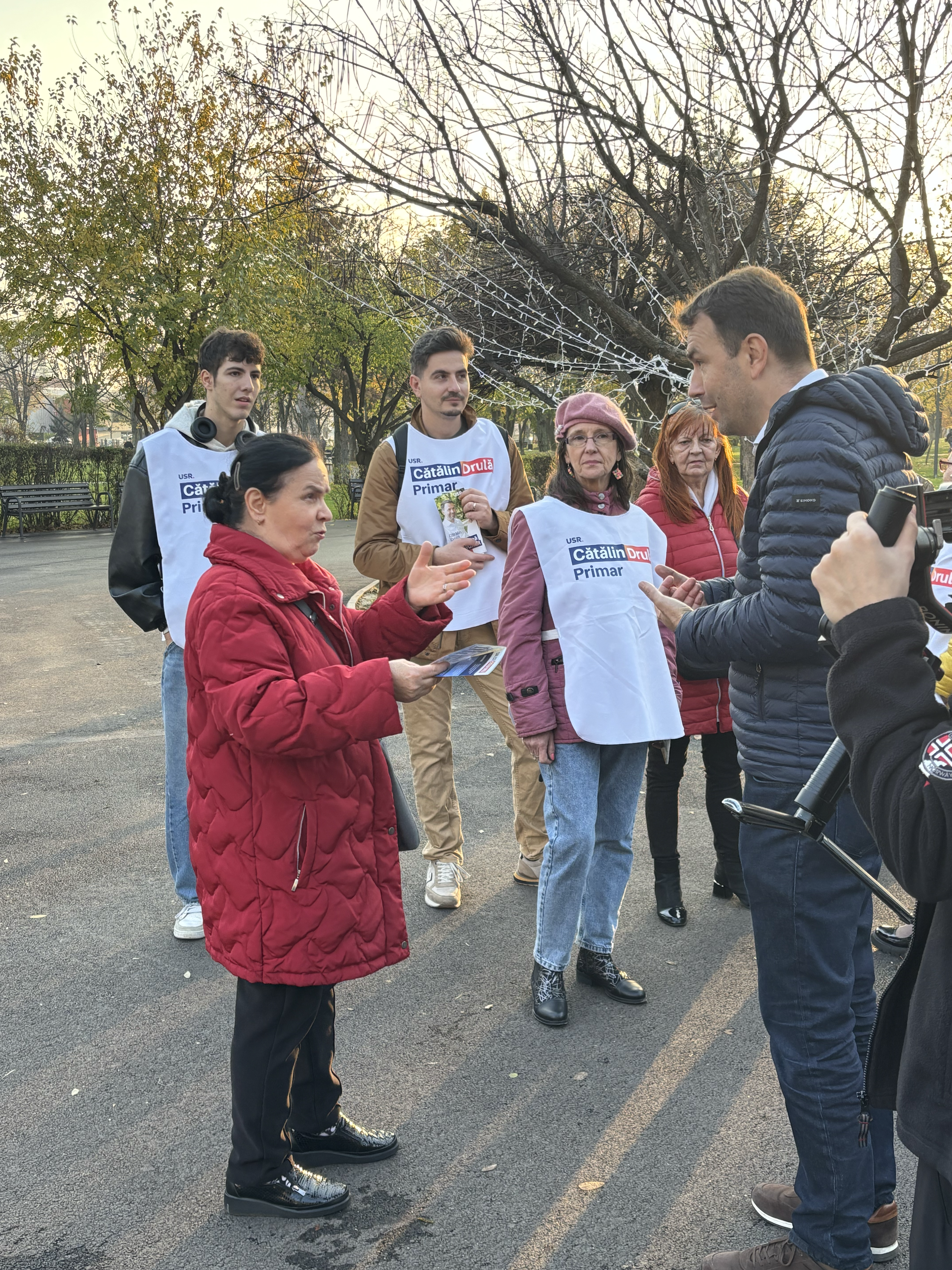 Pe urmele lui Drulă prin București: „Sunt candidatul căruia i-au zburat baloanele din trei sectoare”. Concluzia unui simplu cetățean: „Drulă, Bulă și cu Ștrulă”