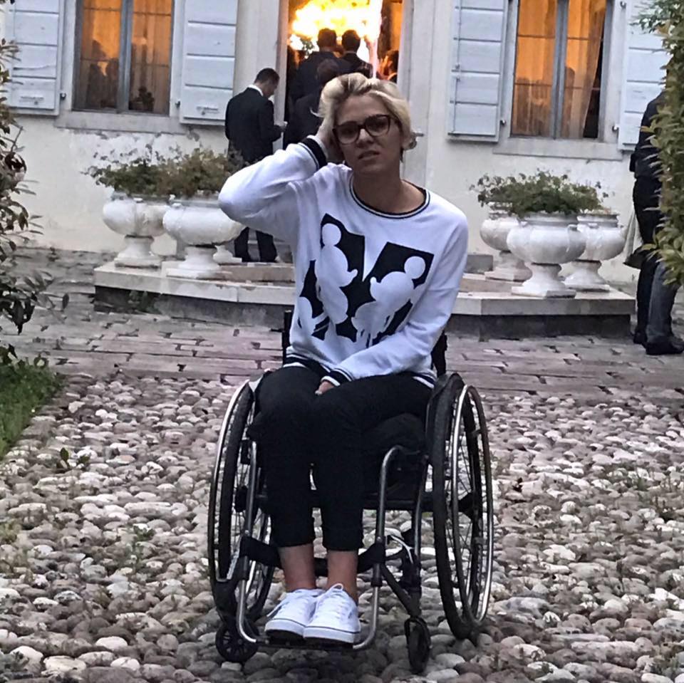 Povestea impresionantă a unei românce, model în Italia. Roxana Dobrică a ajuns campioană la handbike, după ce a paralizat complet| FOTO