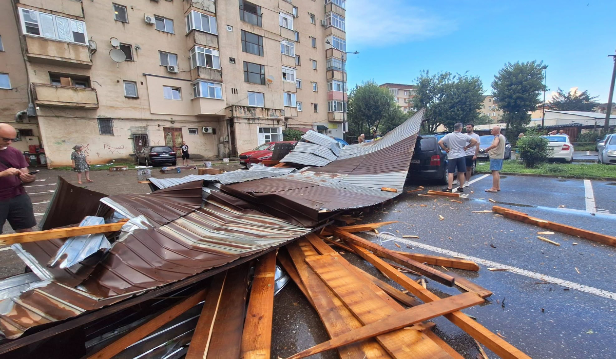 Codul roșu de furtuni a făcut prăpăd în Târgoviște: vântul a smuls și aruncat în stradă acoperișul unui bloc, zeci de copaci au fost puși la pământ