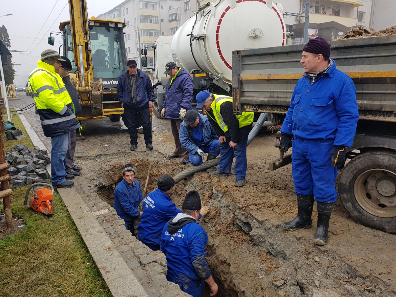 FOTO: Dorel ”a lovit” la Vaslui: conducta de apă recent înlocuită în centrul orașului se sparge în fiecare zi