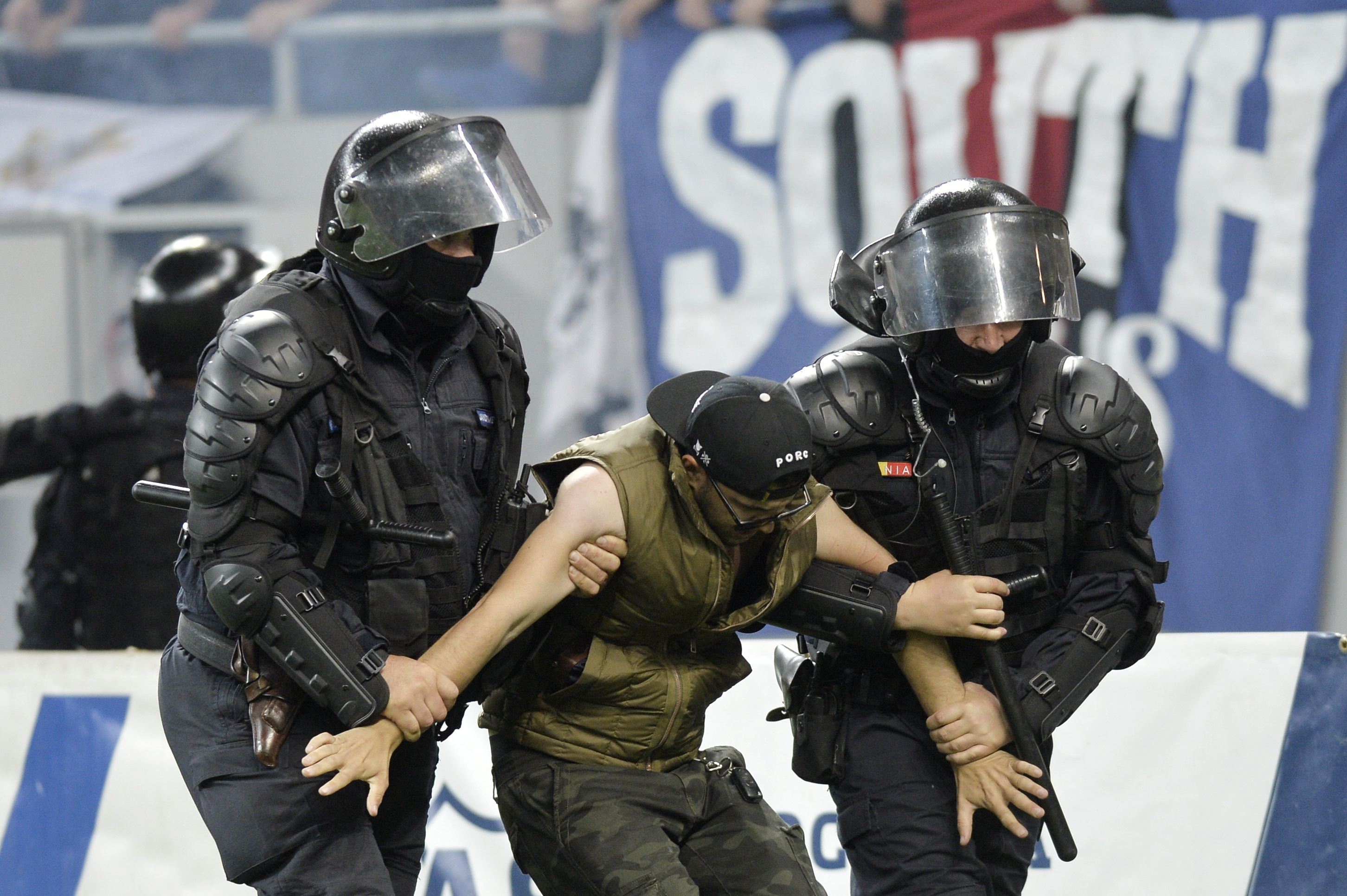 Câți suporteri au fost reținuți de Jandarmerie după meciul Steaua - Rapid: ”Sancțiuni pentru peste 50 de persoane” / GALERIE FOTO