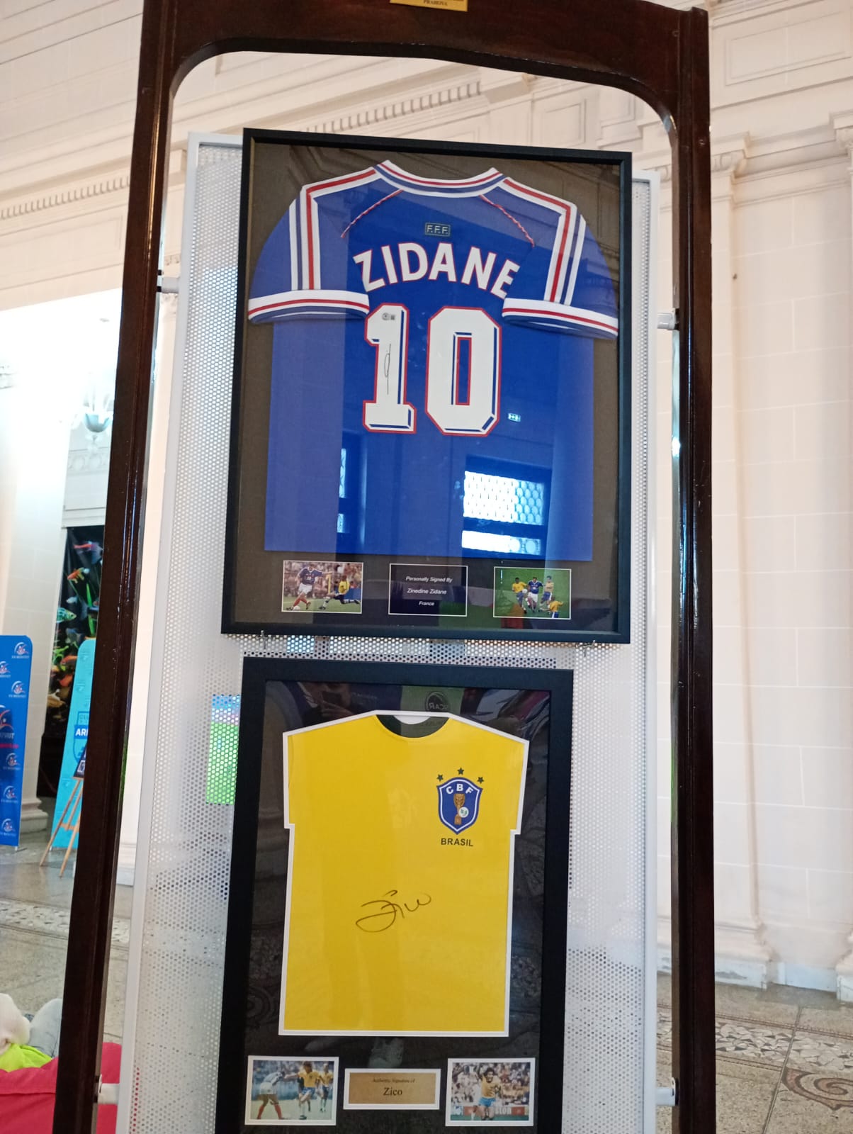 Raiul tricourilor cu autograf, de la Cristiano și Messi, la Ronaldo, Maradona sau Pele: „Expoziție cu piese-unicat, la Ploiești”