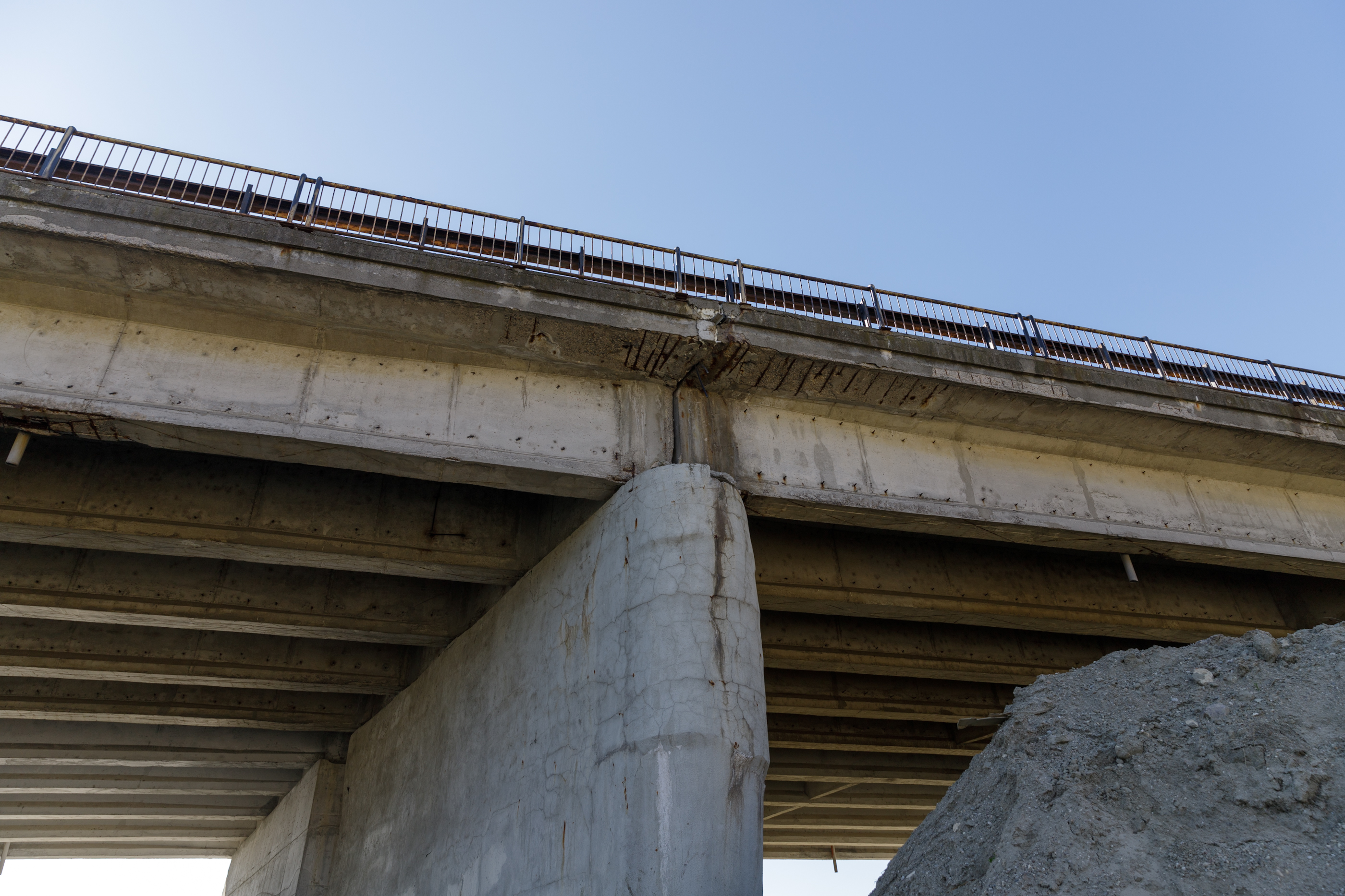 Podul de pe autostrada A1 peste care trec zilnic 40.000 de mașini arată rău: pământ surpat, structură metalică ruginită. „Necesită reabilitare, înlocuirea unor elemente”