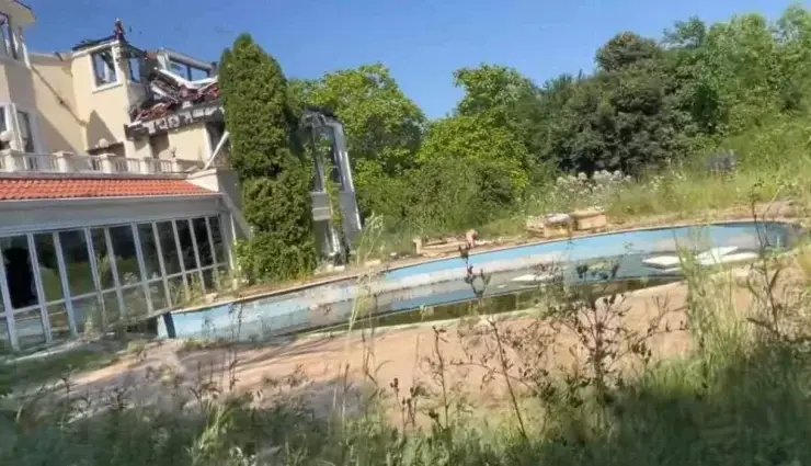 Imagini din interiorul vilei din Izvorani a lui Irinel Columbeanu. Imobilul a ars complet, dar pozele cu fiica lui nu au fost atinse de flăcări