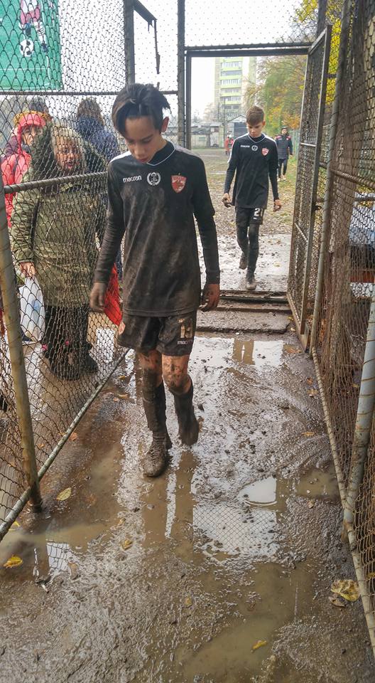 UPDATE. FRF se laudă cu loturi de Elită, dar juniorii joacă prin noroaie. Antrenor revoltat, amendat de AMFB | GALERIE FOTO