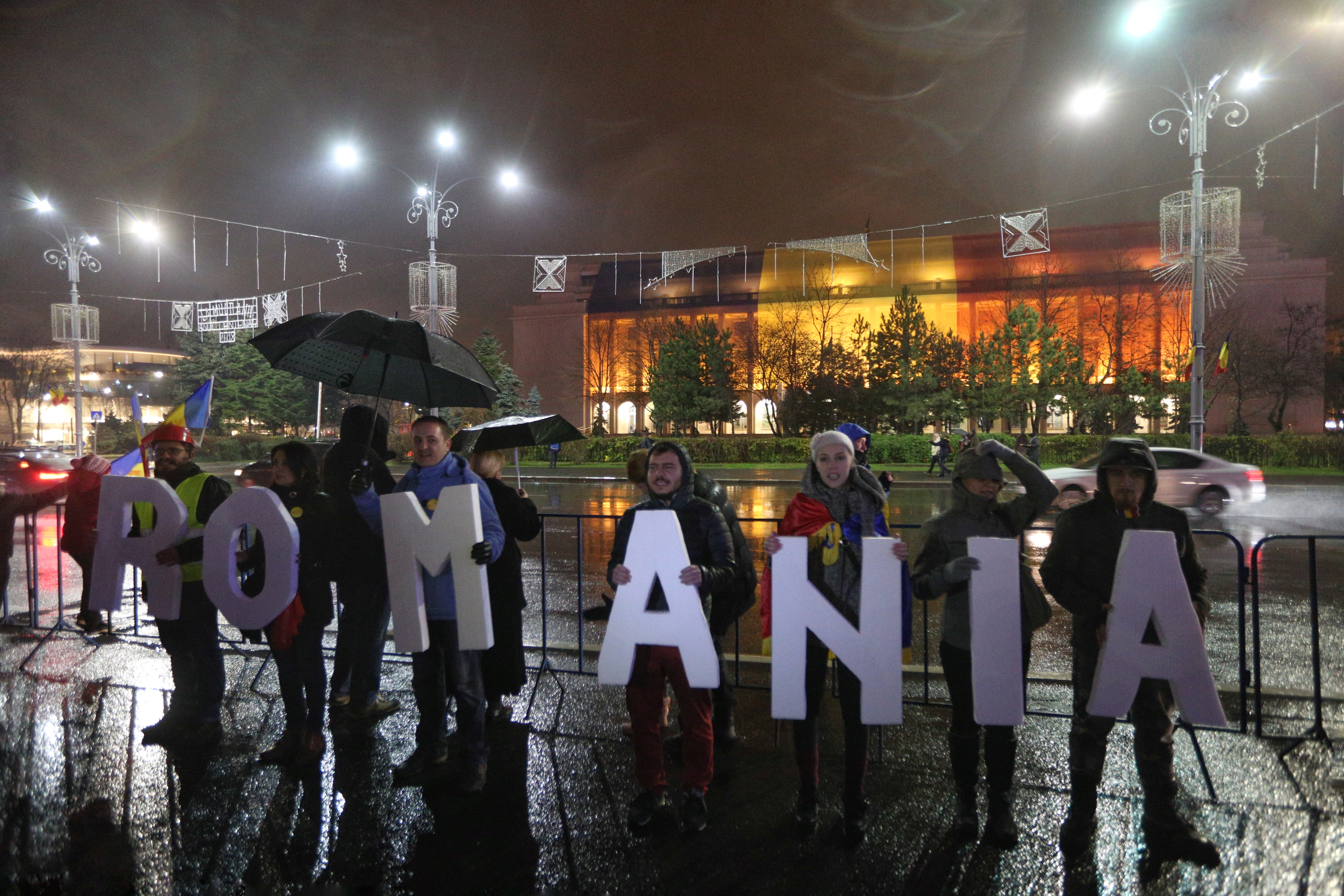 UPDATE. Protest în Piața Victoriei, de 1 Decembrie. Peste 2.000 de oameni s-au adunat la Guvern - VIDEO